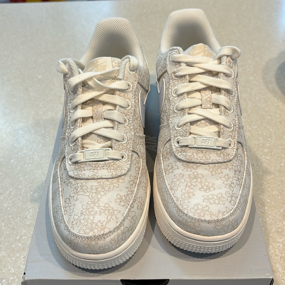 Nike Air Force 1 ‘07 SE, women’s size 7, floral print, never worn